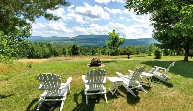 Endless Mountain Views & Outdoor Hot Tub. 8 miles to downtown Windham & Skiing! in Durham