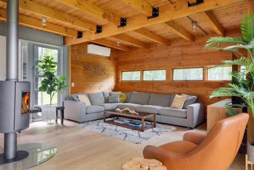 Epic architectural masterpiece views & hot tub in Accord