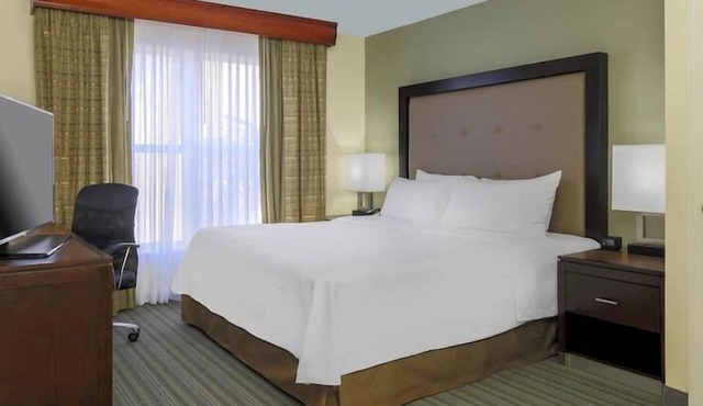 Everything You Need for a Great Stay! 3 Units, Outdoor Pool, Pets Allowed! in Clearwater