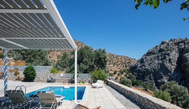 Evgoro Luxury Suites