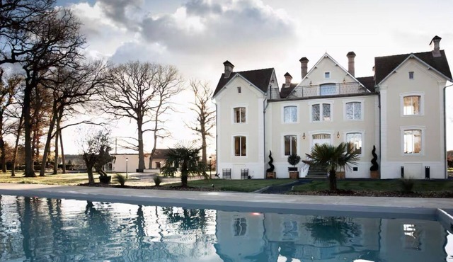 Exceptional residence 1h15 from Paris, with padel court, swimming pool, 15 pers. in Courteilles