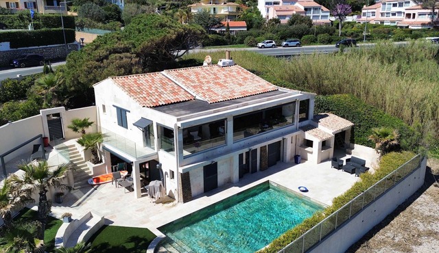 Exceptional Waterfront Villa – Right on beach Saint-Aygulf in Fréjus