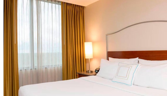 Experience Quiet Comfort in 2 Family-Friendly Suites w/Pool & Free Parking in Chicago