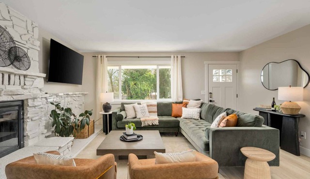 Exquisite Single Level Retreat on Half-Acre, All New Decor and Furnishing, Pet Friendly, Open Layout in Tigard