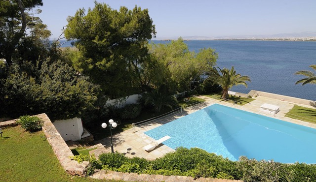 Family friendly & couples' luxury apartment by the beach w/pool & best sea view