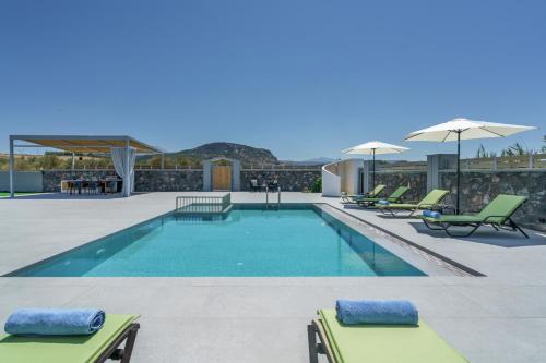 Family Villa Luna with Private Pool, Ping Pong and BBQ 1km from the beach