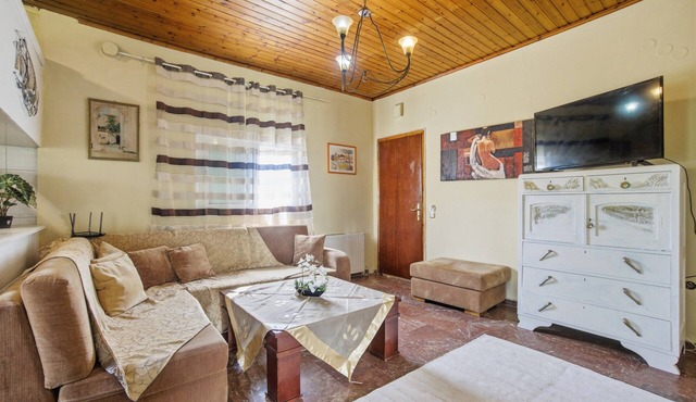 Flat near Corfu Airport with Balcony, Wi-Fi, and Air Conditioning