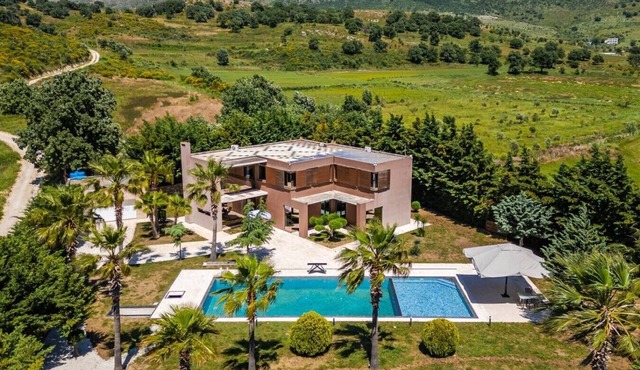 Fllad e Valë | Luxury Private Pool Villa by PikHost in Tragjas
