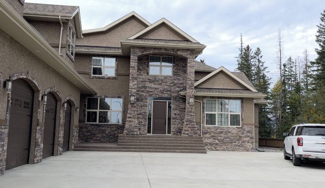 Gateway for Jasper Vacations in a Luxury Royal Mansion at Hinton in Hinton