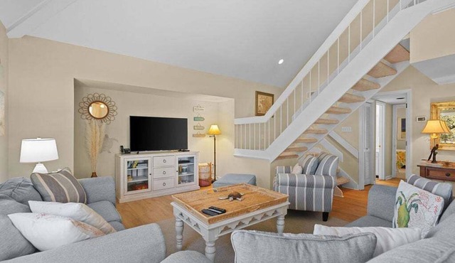 Golf Views! Screened Porch! Close to Beach, Pools, Golf, Dining! Amenity access included! 2 Dogs! in Seabrook Island
