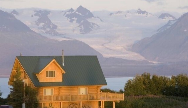 Gorgeous Log Home - Stunning Views, Hot Tub, Fire Pit, Infrared Sauna, & Trail in Homer