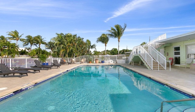 Gorgeous studio with pool 200 meters from the beach in Ocean Ridge