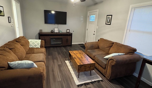 Greenwave Cottage-Fully furnished 3 Bedroom home on the west edge of Mattoon in Mattoon
