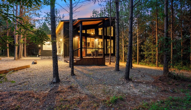 Happy Moon/Couples Cabin Nestled in the Woods in Broken Bow