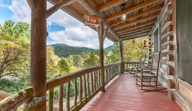 Hickory Nut Lodge, Romantic, Cozy, Amazing Views, Hot Tub, Fireplace, Pets OK in Gerton