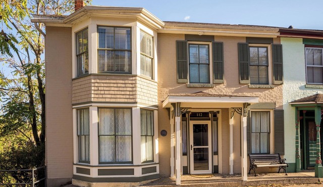 Historic Beauty Steps to Main St - Fireplace, 3 Season Room, Record Player in Galena