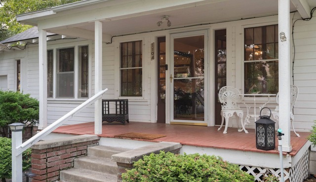 Historic River Front Farmhouse Near Wineries-Private waterfront! Winery tour! in Prosser