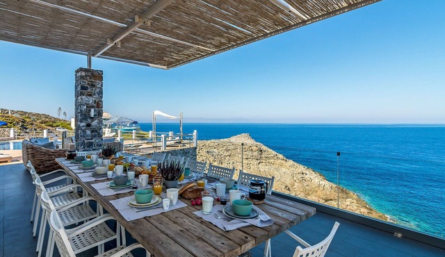 Holiday villa Penelope, on the edge of the sea