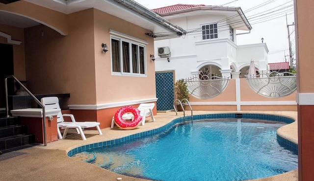 I-Rin poolvilla featuring its own swimming pool set in a private estate. in บางละมุง