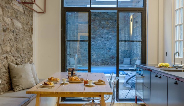 Incomparable Plaka's Lux 2bdrm Apt w/Pvt Heated Pool