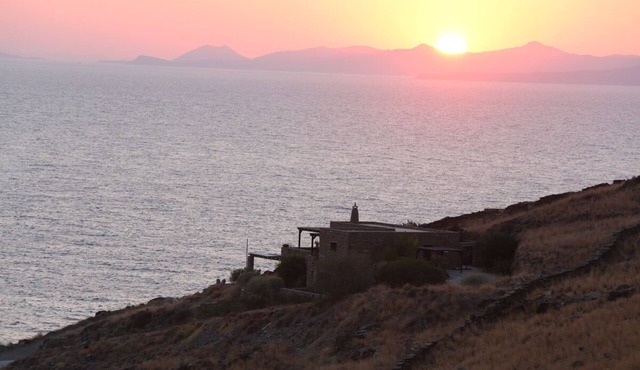 Infinity Beach Apartmt, absolute isolation & tranquility, edge-of-the-sea!