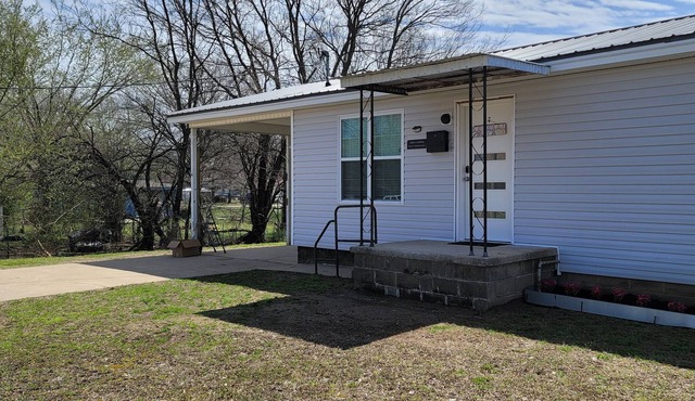 Jade's Landing-2 bedroom-new, modern, clean. in Sallisaw