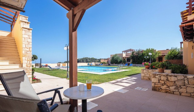 Karoti 18 apartment, w/private garden & common pool