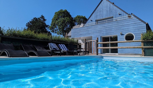 La Maison Bleue, heated swimming pool, sauna, spa, 25min from Mont St-Michel in Marcey-les-Grèves