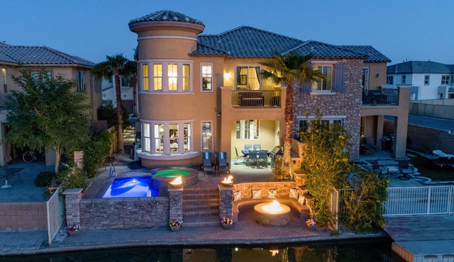 Lago Vista Lake front house with lake and mountain views! Near Coachella! in Indio