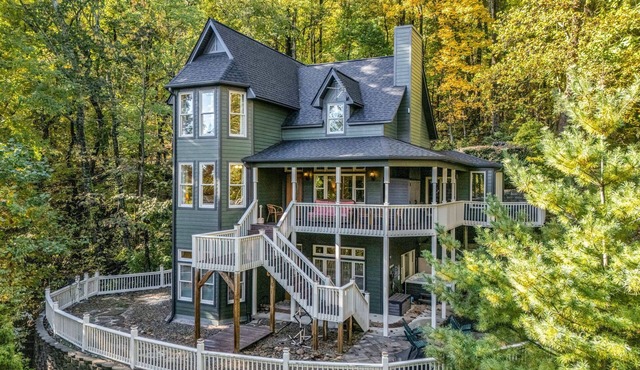 Lake Lure (FULLY OPEN), Rumbling Bald Amenities: Swim Beach, Pool. Pretty Views, Golf Cart, Hot Tub, Firepit in Lake Lure