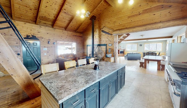 Large Family Cabin with Commercial Kitchen and Lot of Sleeping Options in La Sal