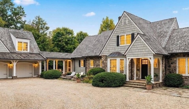 Large House with Lake Views, pool table and Private Boat Dock in Gainesville