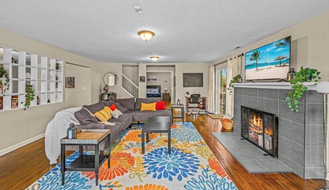 Large Modern Family Villa, Near Wash. Sq. Mall in Portland