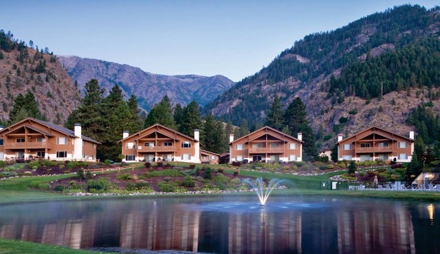 Leavenworth 2BR Mountain Villa – Full Kitchen, Balcony & Near Bavarian Village in Leavenworth