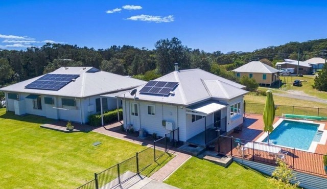 Light & Spacious Beach House with Pool at One Mile in Boat Harbour