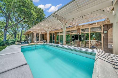 Luxe Austin Retreat Pool & Yard Sleeps 20 in Austin