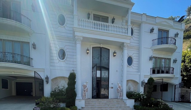 Luxurious 5-bedroom villa with AC, fitness room in Beverly Hills in Beverly Hills