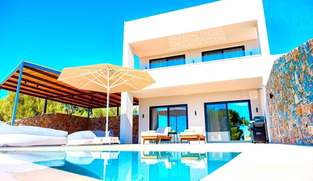 Luxurious 6 persons Villa 'Selene 3' with private pool & mountain and countryside views