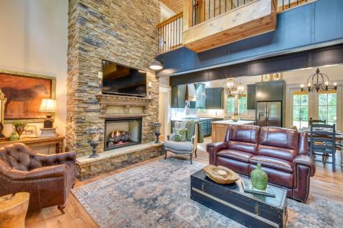 Luxurious Clarkesville Cabin w/Decks & Fire Pit in Clarkesville