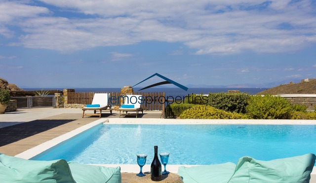 Luxurious villa with a swimming pool, sea view & direct access to the sea