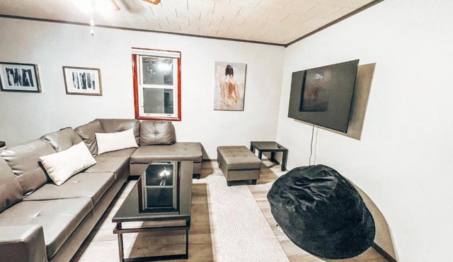 Luxury 2 Bedroom Spacious House with Huge Backyard in Springfield