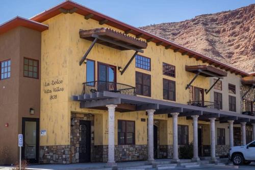 Luxury Downtown Rental (Hot Tub/Pet Friendly) - La Dolce Vita Villas #11 in Moab