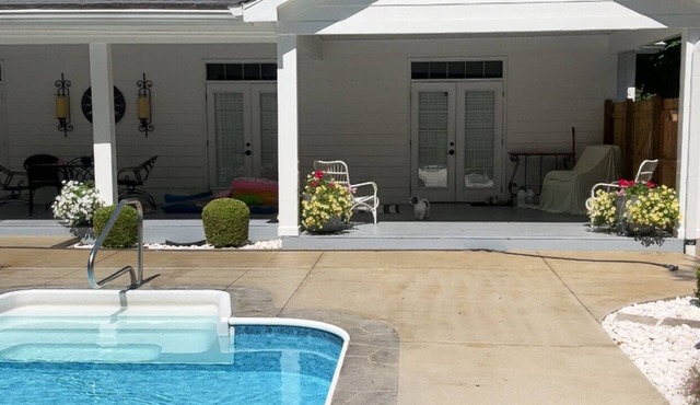 Luxury Home Private Pool+Hot Tub Conveniently Located! in Paris