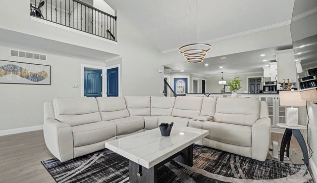 Luxury Lake & Golf Escape: 4BR & 4BTH Home + Gym,Near UIUC/U of I - Sleeps 11+ in Champaign