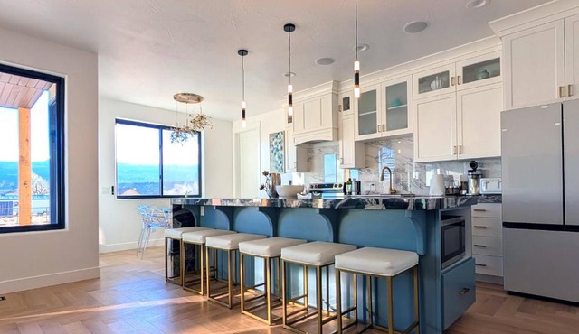 Luxury Modern 4 Bedroom House Near Capitol Reef NP Sleeps 10 in Torrey