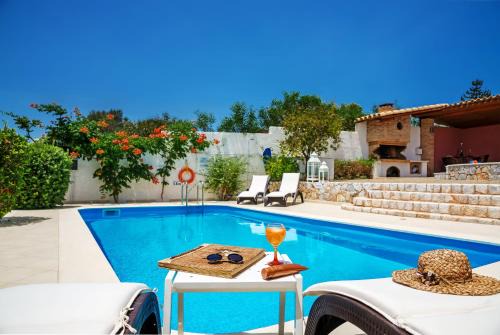 Luxury Seaside Villa Plumeria ,50m to Sandy Beach, Chania
