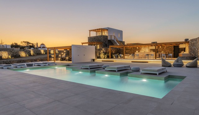 Luxury Villa, 5mins to Scorpios, Nammos & Mykonos Town, pool & 2 jacuzzis