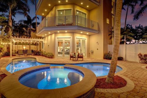 Luxury villa wpool rooftop bar fire pit in Pompano Beach