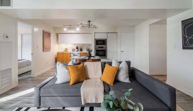 Luxury Waterfront Escape Stylish 3BR Condo in Toronto
