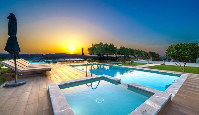 Luxus-Villa Freier beheizter Pool Atemberaubende Aussicht Kreta by Interhome